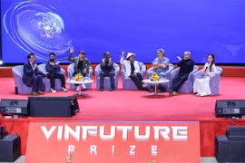 The winners of the "Innovators With Outstanding Achievements In Emerging Fields" and "Innovators from Developing Countries" prizes engage with participants at the event.( Photo: VNA)