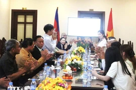 At the meeting between the Khmer-Vietnamese Entrepreneurs Association and a delegation from the An Giang Investment, Trade and Tourism Promotion Center in Phnom Penh, Cambodia (Photo: VNA)