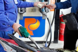 Retail fuel prices edge down in the latest adjustment (Photo: VNA)