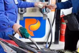 Retail fuel prices edge down in the latest adjustment (Photo: VNA)