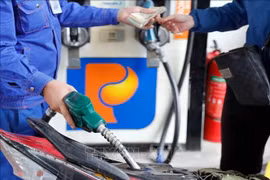 Fuel prices see slight dip from July 17 (Photo: VNA) 