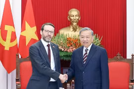 General Secretary of the Communist Party of Vietnam To Lam and British Ambassador to Vietnam Iain Frew (Photo: VNA)