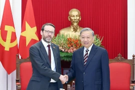 General Secretary of the Communist Party of Vietnam To Lam and British Ambassador to Vietnam Iain Frew (Photo: VNA)