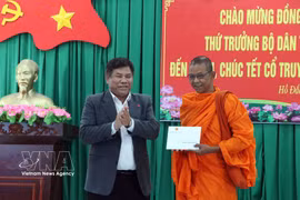 Deputy Minister of Ethnic and Religious Affairs Y Thong presents gifts to Ta Khvich Thmay Pagoda in Ho Dac Kien commune, Can Tho city. (Photo: VNA)