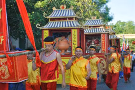 Thanh Ha villagers carry ceremonial palanquins during a traditional procession at the Ancestors Commemoration Festival. (Photo hoianheritage.net) 