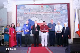Commemorative medals of the Vietnam–Slovakia Friendship Association presented to Vietnamese Ambassador to the Czech Republic Duong Hoai Nam, Jozef Belicky, Mayor of Sala town in Slovakia’s Nitra region, and individuals contributing to people-to-people diplomacy between Ho Chi Minh City and the people of the Czech Republic and Slovakia. (Photo: VNA) 