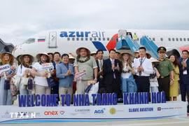 Russian tourists are welcomed at Cam Ranh airport in Khanh Hoa province. (Photo: VNA)