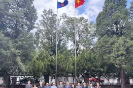 ASEAN ambassadors in Beijing and the Secretary-General of the ASEAN-China Centre pose for a group photo. (Photo:VNA)