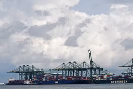 Cargo ships docked at a port in Singapore. (Photo: VNA)