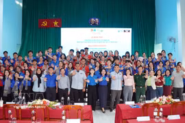 Delegates, Ho Chi Minh City youth union members and Malaysian student volunteers pose for a group photo in Trung My Tay ward . (Photo: VNA) 
