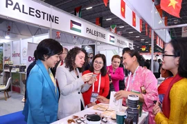Visitors at the booth of Hanoi Xanh Cooperative (Vietnam) at Halal Expo 2025 in Türkiye in November 2025. (Photo: VNA)
