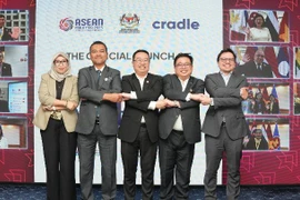 From left: Dr. Zurina Moktar, head of Science, Technology Division, Asean Secretariat, Dr. Mohd Nor Azman Bin Hassan deputy secretary general (Technology Development), Mosti, Chang Lih Kang minister of Science, Technology and Innovation (Mosti), Fabian Bigar, secretary general of the Ministry of Digital, and Norman Matthieu Vanhaecke, group CEO of Cradle. (Photo: digitalnewsasia.com) 