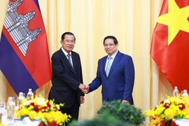 PM Pham Minh Chinh (R) meets Cambodian CPP President Hun Sen (Photo: VNA)