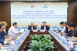 Petrovietnam General Director Le Ngoc Son and Vinacomin General Director Vu Anh Tuan co-chair the working session in Hanoi to review progress and accelerate the implementation of their comprehensive cooperation agreement signed earlier this year. (Photo: petrovietnam.petrotimes.vn) 