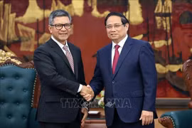 Prime Minister Pham Minh Chinh (right) receives Indonesian Ambassador to Vietnam Denny Abdi at the end of his tenure (Photo: VNA) 