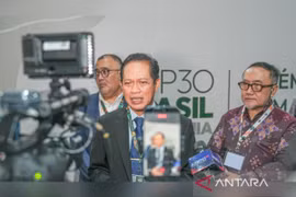 Indonesia's Environment Minister Hanif Faisol Nurofiq (center) addresses reporters on the sidelines of the Belem Leader Summit in Brazil (Photo: Antara) 