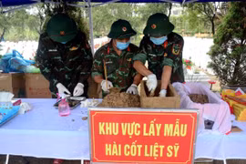 Military officers collect samples from martyrs' remains at Ham Rong Martyrs’ Cemetery of Thanh Hoa province for DNA identification. (Photo published by VNA)
