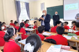 Phu Ho Secondary School students engage with Edusoft (USA) experts on Integrated English Discoveries (ED) Programme (Photo: VNA)