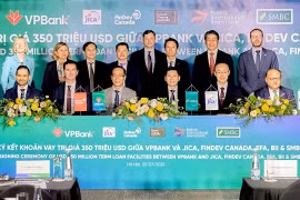 Representatives from embassies, VPBank, SMBC and international financial institutions at the signing ceremony. (Photo courtesy of VPBank) 
