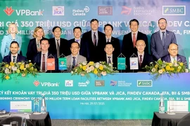 Representatives from embassies, VPBank, SMBC and international financial institutions at the signing ceremony. (Photo courtesy of VPBank) 