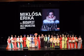 Participants in Vietnamese ao dai at the event (Photo: VNA)