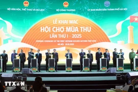 Prime Minister Pham Minh Chinh and delegates perform the opening ceremony of the first Autumn Fair 2025 (VNA) 
