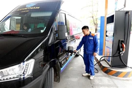 A worker refuels a vehicle at a petrol station in Hung Yen province. (Photo: VNA) 