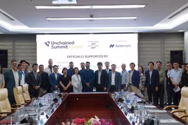 Delegates pose for a group photo at the working session between Da Nang city and Dubai partners and international investors. (Photo: VNA) 