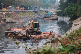 Vehicles and equipment are deployed to dredge a river in Hanoi. (Photo: VNA)