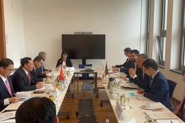 Senior Lieutenant General Le Van Tuyen, Deputy Minister of Public Security, in a working session with leaders of Germany's Federal Ministry of the Interior (Photo: VNA)
