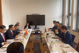 Senior Lieutenant General Le Van Tuyen, Deputy Minister of Public Security, in a working session with leaders of Germany's Federal Ministry of the Interior (Photo: VNA)