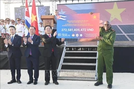Deputy Prime Minister Ho Quoc Dung presents a symbolic cheque for the second tranche of funds from the fundraising programme “65 Years of Vietnam–Cuba Solidarity” to Cuban Vice President Salvador Valdés Mesa. The programme is organised by the Viet Nam Red Cross Society. (Photo: VNA) 