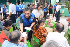 The Ho Chi Minh City delegation presents assistance to low-income households in Phu Xuan ward of Hue city. (Photo: VNA)