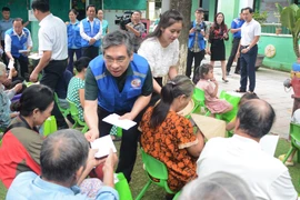 The Ho Chi Minh City delegation presents assistance to low-income households in Phu Xuan ward of Hue city. (Photo: VNA)