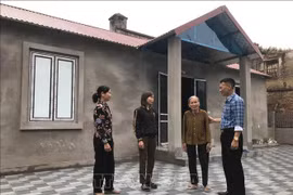 Local officials visit and encourage a family after they move into their new home under Hai Duong’s temporary and dilapidated housing eradication programme. (Photo: VNA)