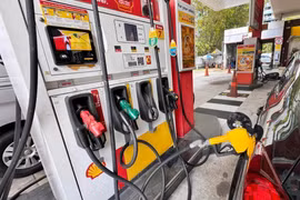 Singapore's inflation accelerates as the conflict in the Middle East drives up petrol prices. (Photo: straitstimes.com) 
