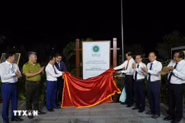 Delegates unveil the Green List emblem displayed within the campus of the Con Dao National Park Management Board. (Photo: VNA)