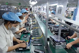 Assembling phone components at a factory in the Diem Thuy Industrial Park, Thai Nguyen province. (Photo: VNA) 