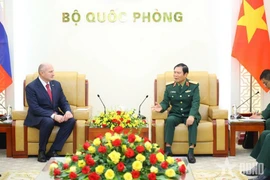 Chief of the General Staff of the Vietnam People’s Army and Deputy Minister of National Defence General Nguyen Tan Cuong receives Russian Minister of Civil Defence, Emergencies and Disaster Relief Aleksandr Kurenkov. (Photo: People's Army Newspaper) 