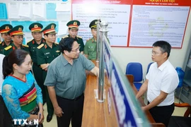 PM Pham Minh Chinh inspects the settlement of administrative procedures in border Bat Mot commune in central Thanh Hoa province. (Photo: VNA) 
