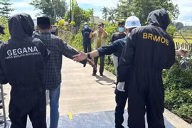 Indonesian officers operating a radiation metre survey during the second phase of the relocation process for residents in the red zone in Cikande, Serang district, Banten, October 26, 2025 (Photo: ANTARA) 