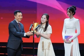 Shooter Trinh Thu Vinh is honoured as the Female Athlete of the Year (Photo: VNA)