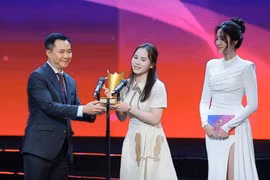 Shooter Trinh Thu Vinh is honoured as the Female Athlete of the Year (Photo: VNA)