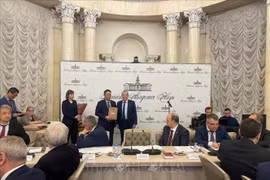  Prof. Acad. Chau Van Minh received the prestigious title from Prof. Acad. Gennedy Krasnikov, President of the Russian Academy of Sciences and Hero of Labour of the Russian Federation. (Photo: TVNA)