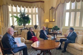 Vietnamese Ambassador to Australia Pham Hung Tam (far right) greets Governor Christopher John Dawson (second from right). (Photo: VNA) 