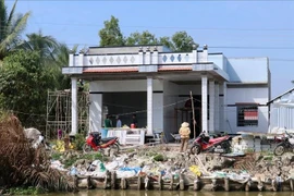 A new house is under construction in Minh Cuong A hamlet of Minh Thuan commune, U Minh Thuong district, Kien Giang province. (Photo: VNA)