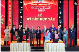 An agreement signing ceremony at Vietbuild 2025 (Photo: baomoi.com)