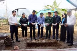Secretary of the Quang Binh Provincial Party Committee, Le Ngoc Quang and local officials lay the first bricks to commence the construction of Cao Thi Ha’s house in Trung Hoa commune, Minh Hoa district, Quang Binh province. (Photo: VNA)