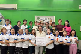 The Vietnamese Association in Macau make donations to support the communities affected by recent floods. (Photo: VNA)