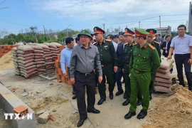 Deputy Prime Minister Ho Quoc Dung urges construction units to step up efforts to complete resettlement areas for affected residents. (Photo: VNA) 